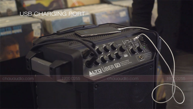 Loa xách tay Alto Uber FX Sử dụng cổng USB để sạc cho thiết bị khác Loa xách tay Alto Uber FX Sử dụng cổng USB để sạc cho thiết bị khác