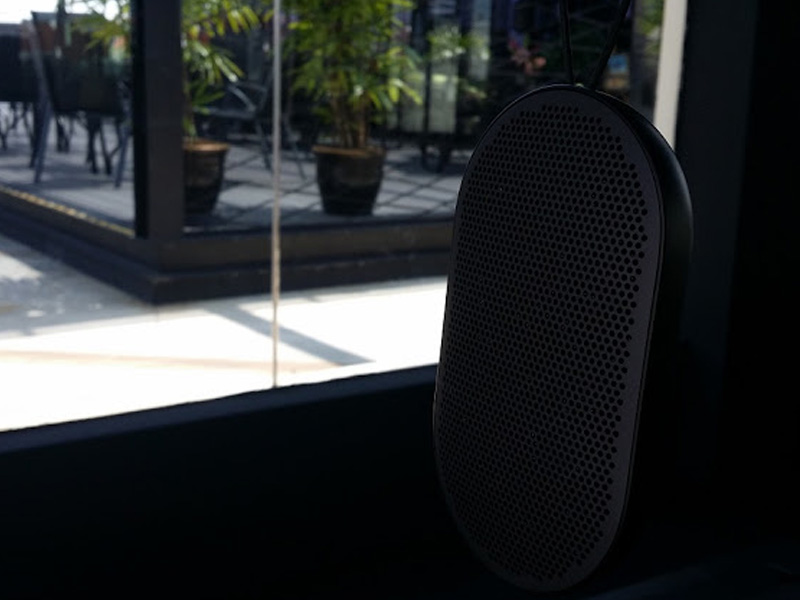 Loa B&O BeoPlay P2 pin khủng