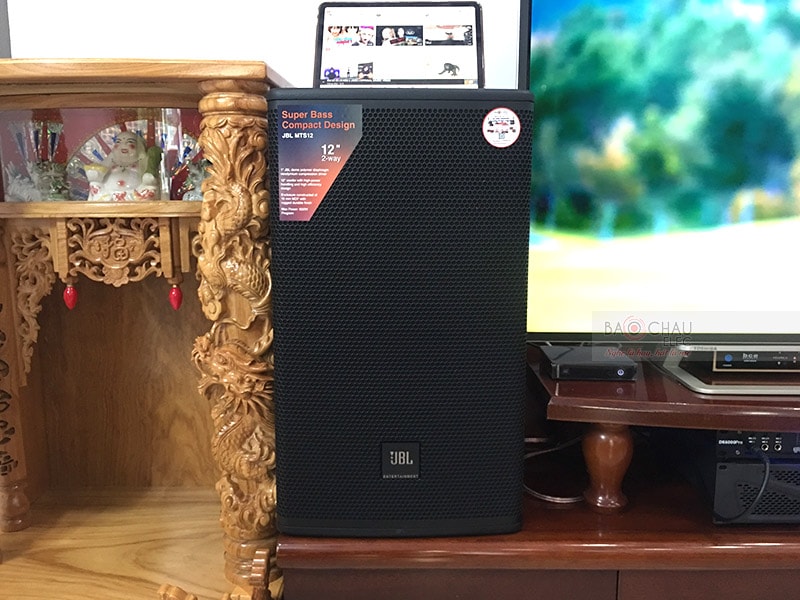 JBL MTS12 là dòng loa karaoke chuyên sử dụng cho phòng hát chuyên nghiệp, được thiết kế theo phong cách hiện đại với hình dáng bắt mắt màu đen duy nhất mang lại vẻ quý phái