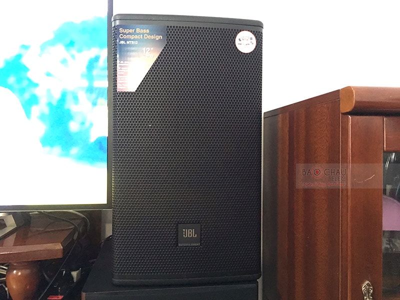 Là mẫu loa full 2 đường tiếng với 1 củ bass 30cm kết hợp cùng củ treble JBL 2414H-C, hoạt động ở mức công suất trung bình 400W và cực đại 1600W, thể hiện tốt nhiều dòng nhạc khác nhau