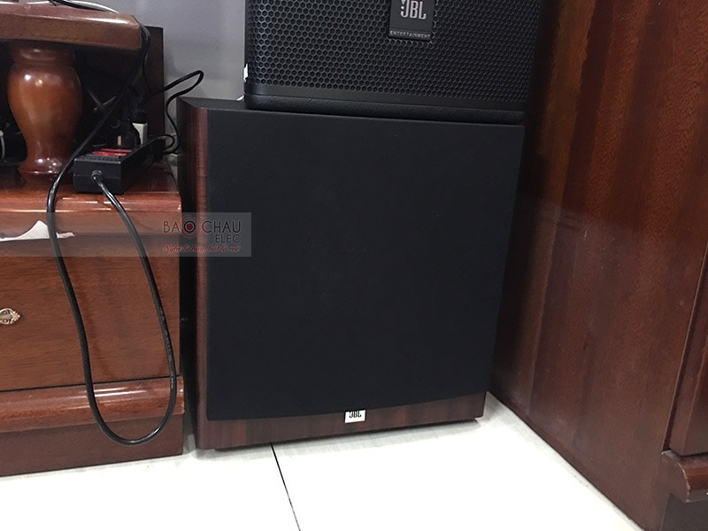 Sub điện JBL STAGE A120P thương hiệu Mỹ, trang bị củ bass 30cm, công suất 250/ 500W, sử dụng cho hát karaoke, nghe nhạc, xem phim với không gian 20 - 30m2