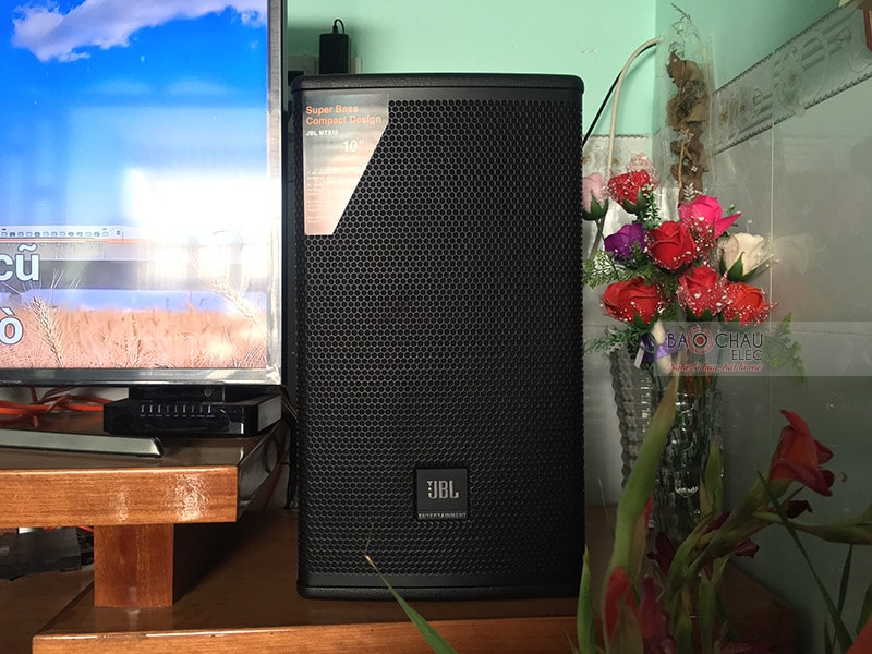 Cấu tạo gồm 1 loa bass 25cm và 1 loa treble neodymium JBL 2414H-C 2,5cm mang đến âm thanh toàn dải với 2 đường tiếng tách biệt