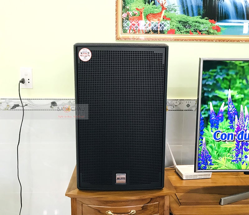 Loa karaoke Alto AT2000 sở hữu phong cách thiết kế hiện đại, kích thước nhỏ gọn, dễ dàng vận chuyển và lắp đặt trong mọi không gian gia đình