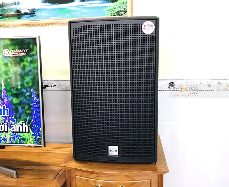 Hệ thống 2 loa, 2 đường tiếng, trang bị mức công suất liên tục 400W và cực đại 800W giúp tái tạo âm thanh đầy đủ ở tất cả các dải tần cao, trung, trầm và xử lý một cách hoàn hảo