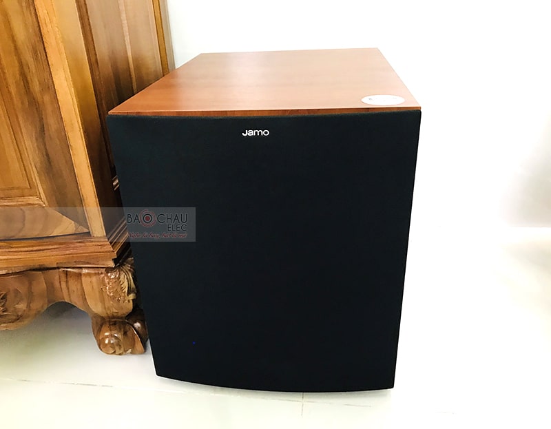 Sub điện Jamo J12 được trang bị củ bass 30cm, mạch khuếch đại Class D công suất 200/ 400W cho âm trầm sâu chắc, uy lực, đáp ứng mọi nhu cầu giải trí về karaoke, xem phim, nghe nhạc tại không gian gia đình