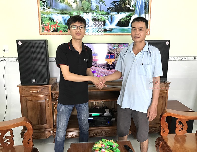 Sử dụng dàn karaoke chuẩn, anh Khởi và các thành viên trong gia đình tỏ vẻ rất hài lòng với chất âm sinh động, chi tiết