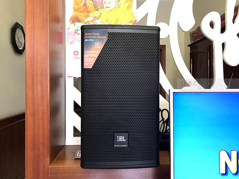JBL MTS10 là dòng loa mới ra mắt Thương hiệu Mỹ, mang kiểu dáng loa đứng hiện đại, bề mặt phủ tone màu đen sang trọng
