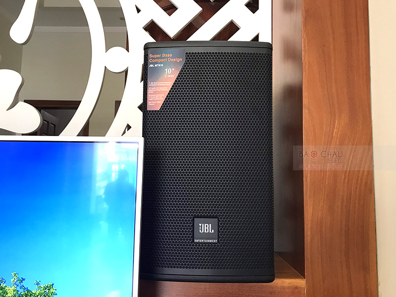 Loa full 2 đường tiếng, cầu tạo gồm 1 loa bass 25cm và 1 loa treble 2,5cm - củ loa nén JBL 2414H-C, hoạt động ở mức công suất 300/ 1200W phủ âm dày và đều khắp phòng