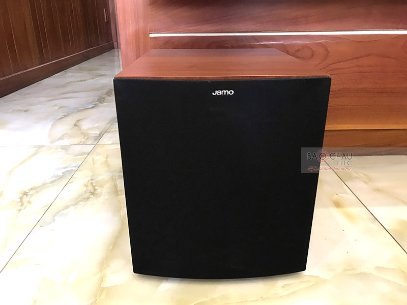 Sub điện Jamo J10 được trang bị củ bass 30cm, mạch khuếch đại Class D công suất 300W cho âm trầm sâu chắc nhưng cũng không kém phần mềm mại