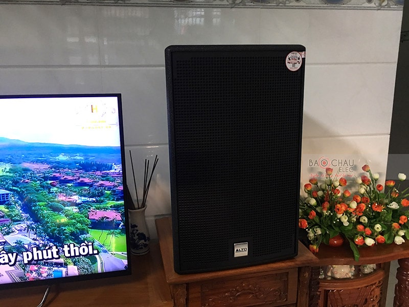 Hệ thống loa 2 đường tiếng, 2 loa, sử dụng củ bass 30cm và củ treble 4.3cm, hoạt động ở mức công suất 400/ 800W nên loa Alto AT2000 cho âm thanh sống động, chân thực