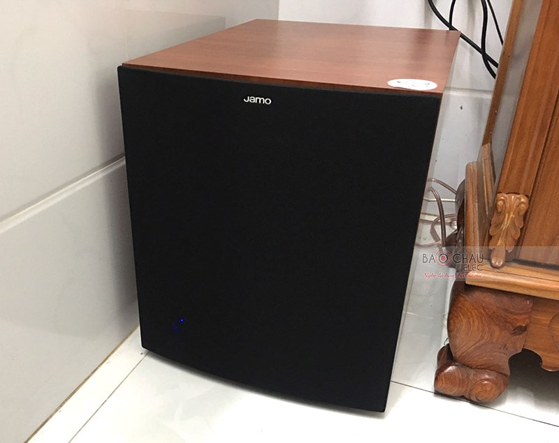 Sub điện Jamo J12 trang bị củ bass 30cm, mạch khuếch đại Class D cho hiệu suất cao, sạch tiếng và tái tạo âm trầm chính xác
