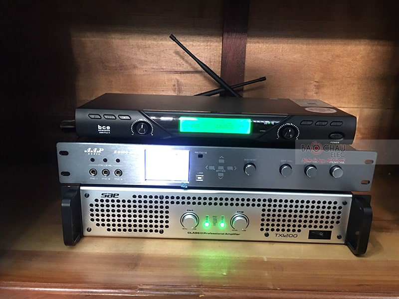 Cục đẩy SAE TX1200 kết hợp với vang số AAP K9800 New 2020 đóng vai trò chống hú rít và khuếch đại, xử lý âm thanh ra loa cực hay cho bộ dàn