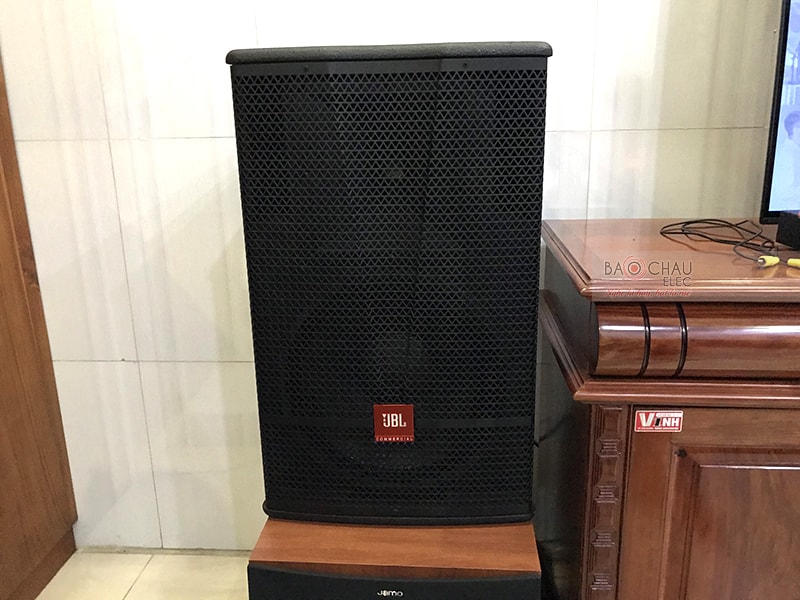 Loa karaoke JBL CV1270 được cho ra mắt vào đầu năm 2020 với dáng đứng hiện đại, bề mặt sử dung tone màu đen tuyền làm chủ đạo, dễ dàng hòa hợp vào mọi không gian giải trí