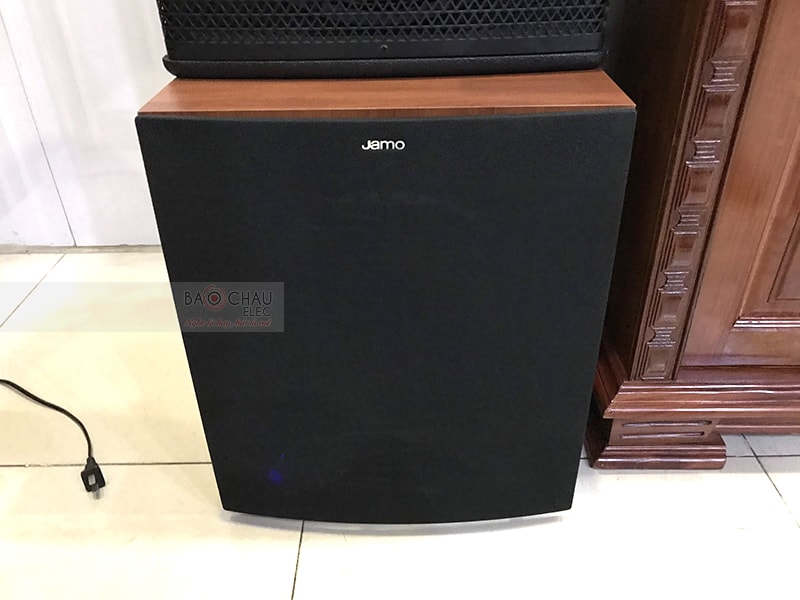 Sub điện Jamo J12 sở hữu hình thức đẹp mắt, củ bass 30cm chạy mạch Class D với công suất 200/ 400W, tái tạo âm trầm sâu chắc, uy lực
