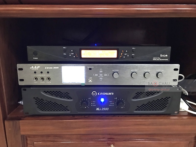 Cục đẩy 2 kênh Crown XLi2500 kết hợp với vang số AAP K9800 New 2020 đóng vai trò chống hú rít, khuếch đại và xử lý âm thanh ra loa hay nhất