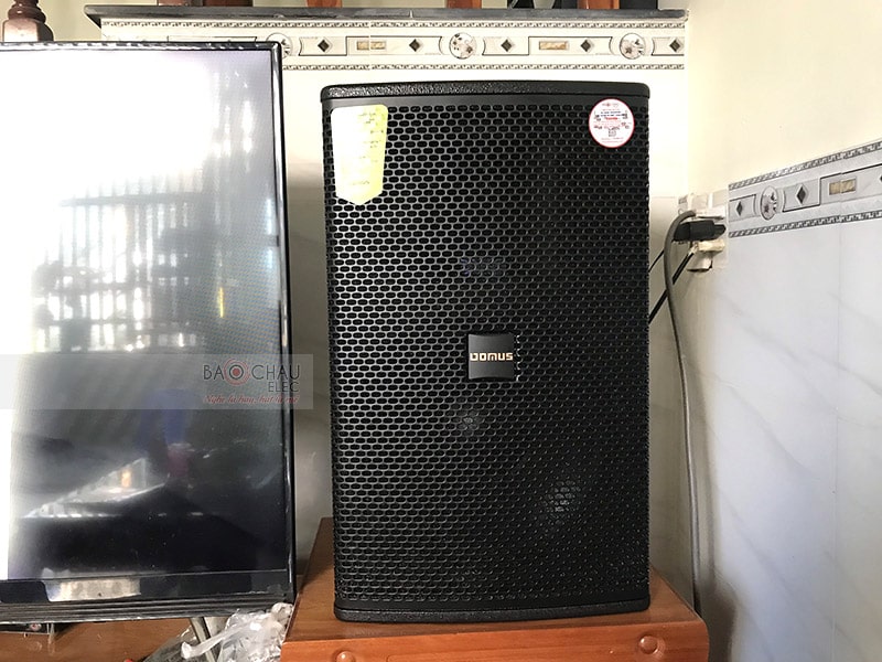 Loa full 2 đường tiếng, sử dụng 1 củ bass 30cm kết hợp cùng củ treble 3.3cm, hoạt động ở công suất 400/ 1400W cho âm thanh chân thực, chi tiết