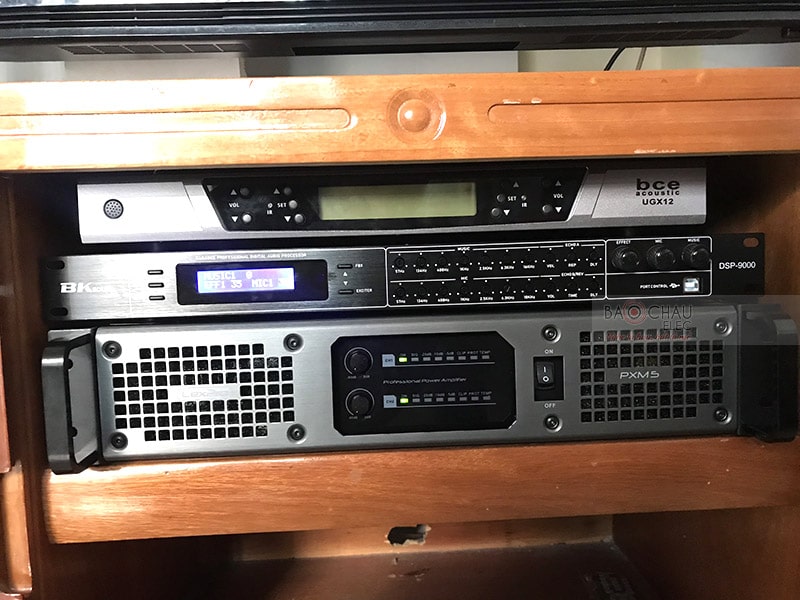 Cục đẩy SAE Lexpro PXM5 kết hợp với vang số BK Sound DSP9000 đóng vai trò khuếch đại, chống hú rít và xử lý âm thanh ra loa cực hay