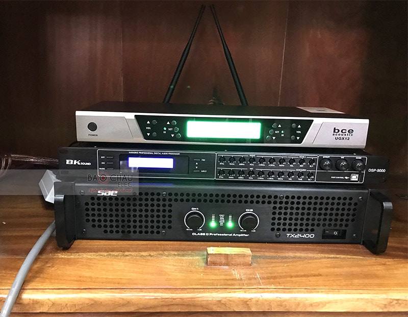 Cục đẩy 2 kênh SAE TX2400 kết hợp cùng vang số chỉnh cơ BK sound DSP9000 đóng vai trò khuếch đại và xử lý âm thanh ra loa cực hay, hạn chế tối đa tình trạng méo, vỡ tiếng, chống hú rít cực tốt