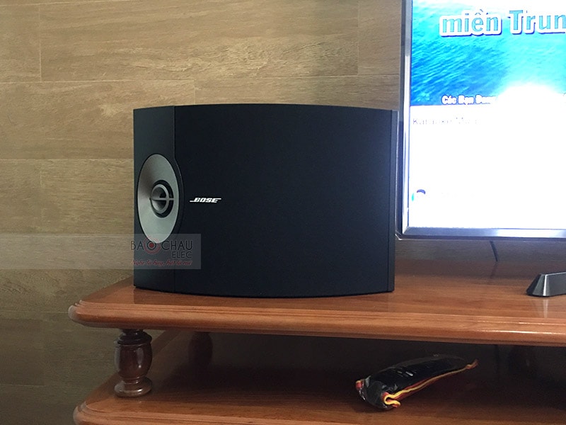 Loa karaoke Bose 301 Series V thương hiệu Mỹ, sản xuất tại Mexico, sở hữu kiểu dáng nhỏ gọn, bề mặt phủ sơn màu đen toát nên vẻ lịch lãm mang đến phong cách hiện đại cho không gian sử dụng