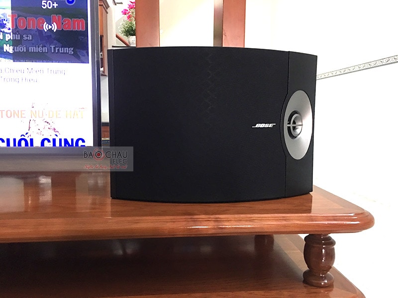 Loa 2 đường tiếng, cấu tạo gồm 1 loa bass 20cm và 2 loa treble 5cm, hoạt động ở mức công suất 75/ 150W cho âm thanh sống động, sử dụng để hát karaoke, nghe nhạc trong diện tích khoảng 10 - 15m2