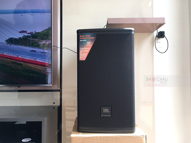 Loa JBL MTS10 cấu tạo gồm 2 loa, cho ra 2 đường tiếng, hoạt động ở mức công suất 300/ 1200W nên có khả năng tái hiện tốt nhiều bản nhạc khác nhau với sự chân thực, trong trẻo