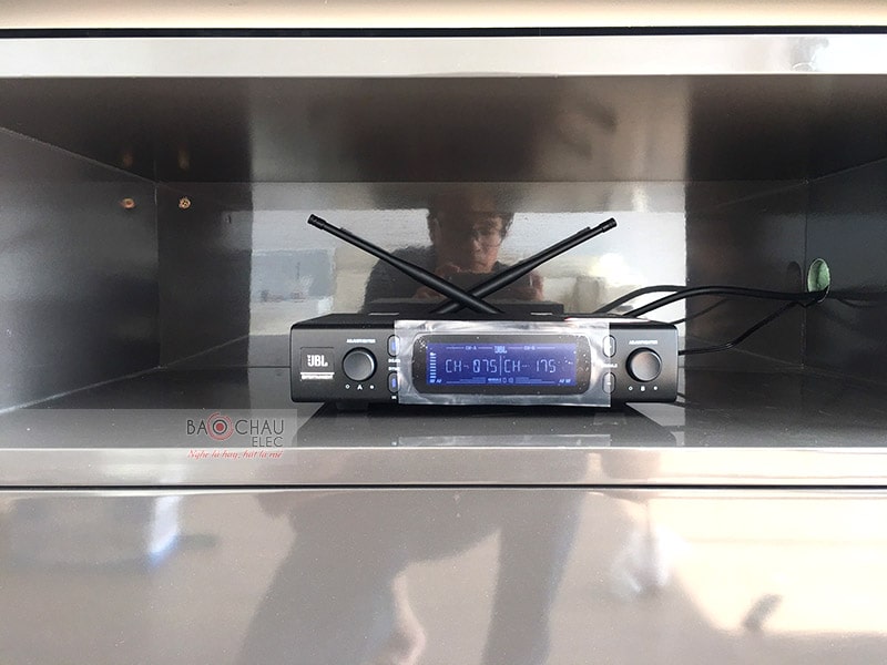 Micro JBL VM300 được hãng trang bị những tính năng hiện đại, hiệu suất hoạt động cao, thể hiện tiếng hát trong trẻo, thanh mượt