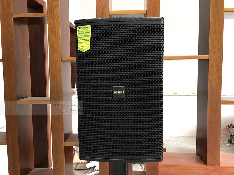 Hệ thống 2 đường tiếng, cấu tạo gồm 1 củ bass 25cm kết hợp cùng củ treble 3.3cm, hoạt động ở mức công suất 250/ 1200W cho âm thanh cực hay