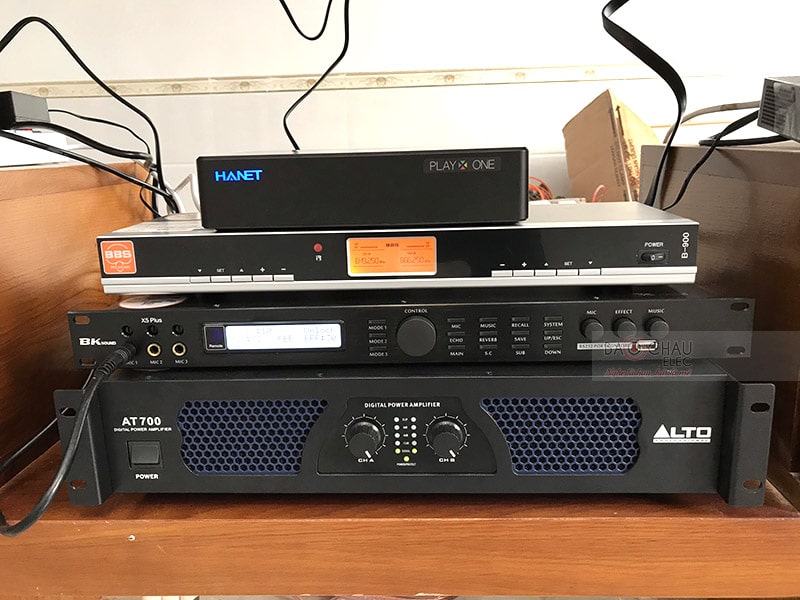 Cục đẩy Alto AT 700 kết hợp với vang số BKSound X5 Plus giữ nhiệm vụ khuếch đại và xử lý tín hiệu âm thanh trong trẻo, chi tiết nhất