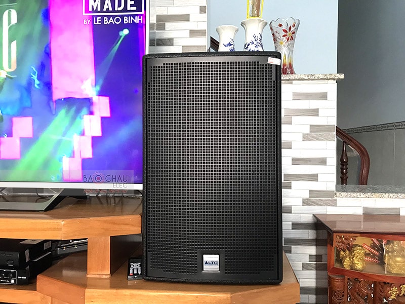 Là dòng loa full bass 30cm, hoạt động ở mức công suất 400/ 800W nên phù hợp cho phòng karaoke gia đình, kinh doanh chuyên nghiệp có diện tích khoảng 20 - 30m2