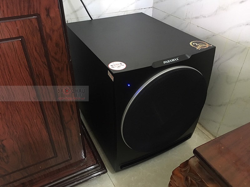 Sub điện Paramax 2000 New sử dụng 1 củ bass 30cm, hoạt động ở mức công suất 600W, đáp ứng dải tần 24Hz - 125Hz cho âm trầm sâu chắc, cho âm trầm đầu ra đầy đặn, bao phủ toàn bộ không gian sử dụng
