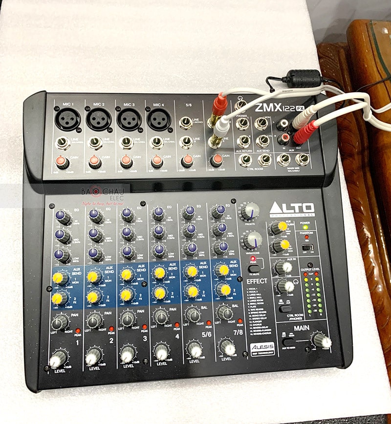 Bàn mixer Alto ZMX122FX giúp người dùng có thể cắm nhiều micro cùng lúc, tụ điện hoặc các nhạc cụ như keyboard, trống,...một cách dễ dàng