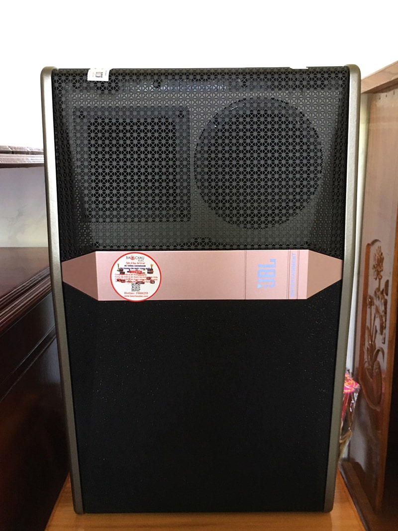 Loa karaoke JBL Ki510 là hệ thống 3 đường tiếng, cấu tạo gồm 1 củ loa bass 25cm, 1 củ mid 12.7cm và 1 treble 2.5cm tái tạo ra chất âm thanh tuyệt vời nhất, ứng dụng cho hát karaoke, nghe nhạc vàng trong phòng rộng 15 - 30m2