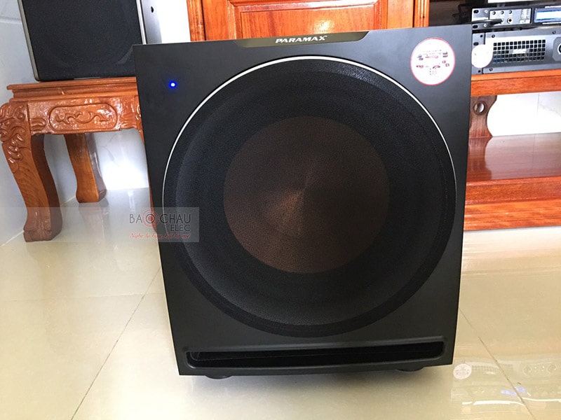 Sub điện Paramax 2000 New sử dụng 1 củ bass 30cm, tích hợp mạch khuếch đại Class D với công suất đầu ra 600W, hoạt động trong dải tần 24Hz - 125Hz, cho âm thanh đầu ra đầy đặn, bao phủ toàn bộ không gian sử dụng