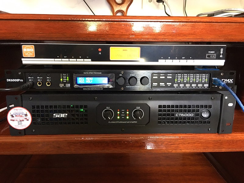 Giữ nhiệm vụ xử lý và khuếch đại tín hiệu âm thanh ra loa cho dàn karaoke này là sự kết hợp hoàn hảo giữa cục đẩy 2 kênh SAE CT6000 với vang số DMX-DK 6000 Pro