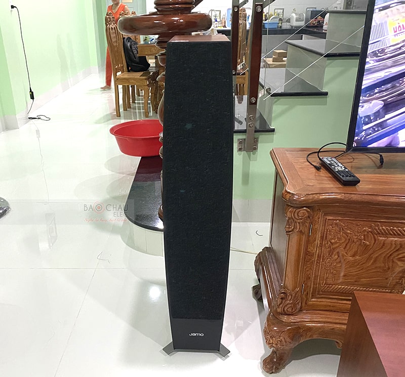 Loa Jamo C97II được cấu tạo từ 4 củ loa, bao gồm 2 củ bass 15.2cm, 1 loa mid 15.2cm và 1 củ treble 2.5cm với màng loa được chế tác từ chất liệu cao cấp cho ra 3 đường tiếng riêng biệt