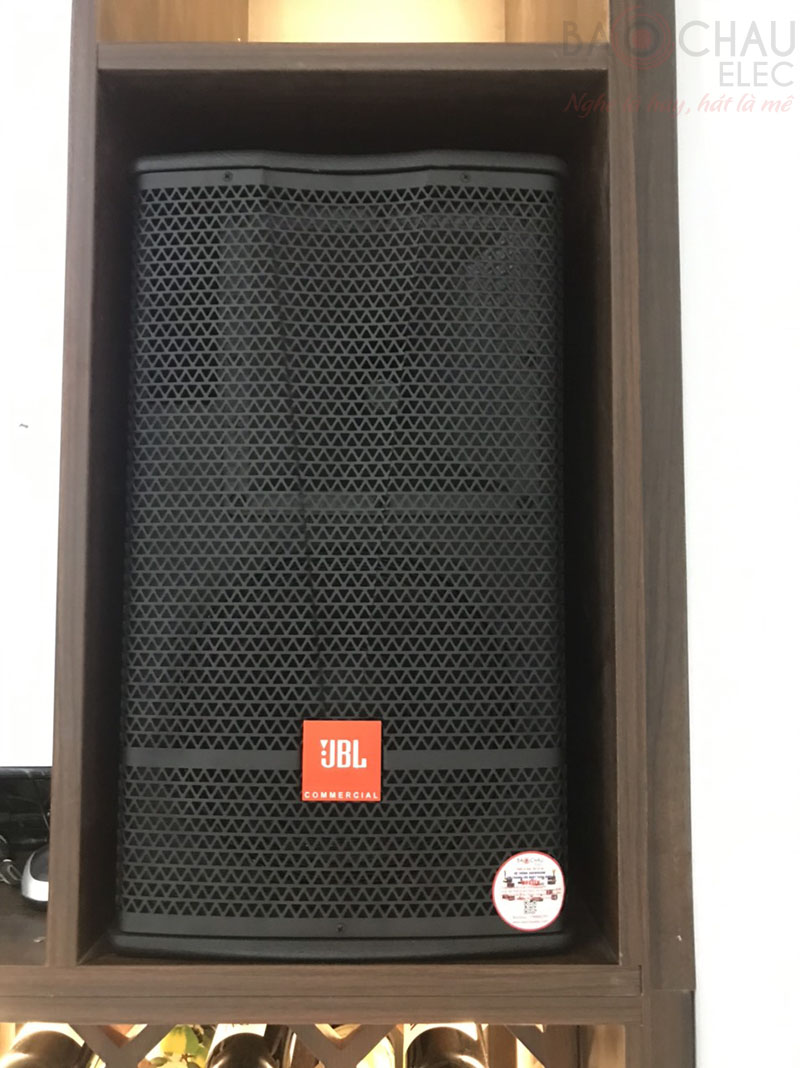 Loa karaoke JBL CV1070 sở hữu thiết kế hiện đại, đường nét chắc chắn và màu sắc sang trọng mang đến cho không gian sử dụng sự hiện đại, có độ thẩm mỹ cao