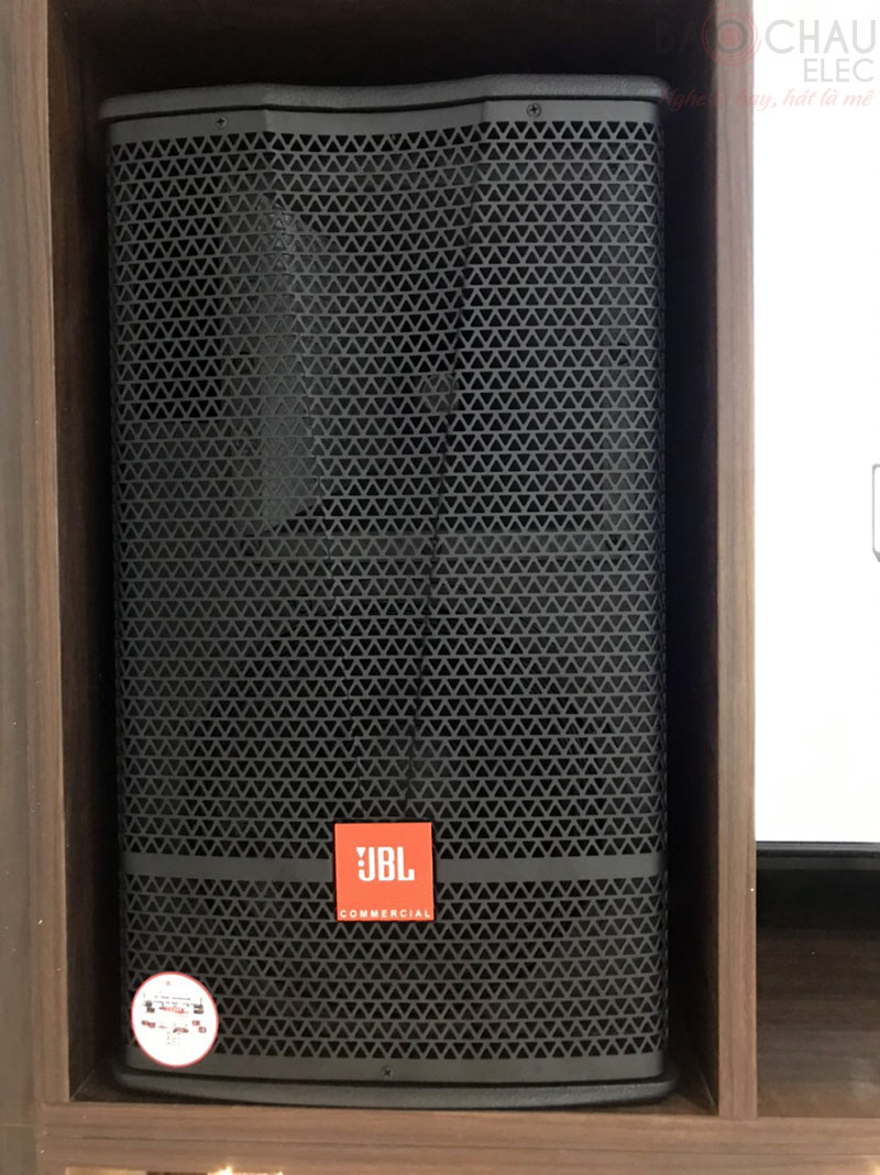 Hệ thống 2 loa, 2 đường tiếng, cấu tạo gồm 1 củ bass 25cm kết hợp cùng 1 củ treble 2.5cm, hoạt động ở mức công suất 300/ 1200W, đáp ứng dải tần 85Hz - 18kHz cùng góc phủ âm 100° × 70° nên người dùng có thể cảm nhận được chất âm rõ ràng nhất dù đứng ở bất kỳ vị trí nào