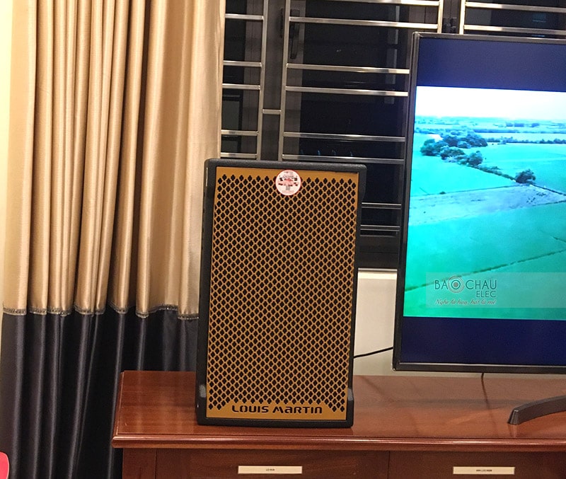 Loa karaoke Louis Martin Ktwo10 thiết kế với dáng đứng, bề mặt phủ tone màu vàng ánh kim được ứng dụng công nghệ sơn phun hiện đại cho bề mặt sơn mịn màng tạo nên điểm nhấn vô cùng sang trọng