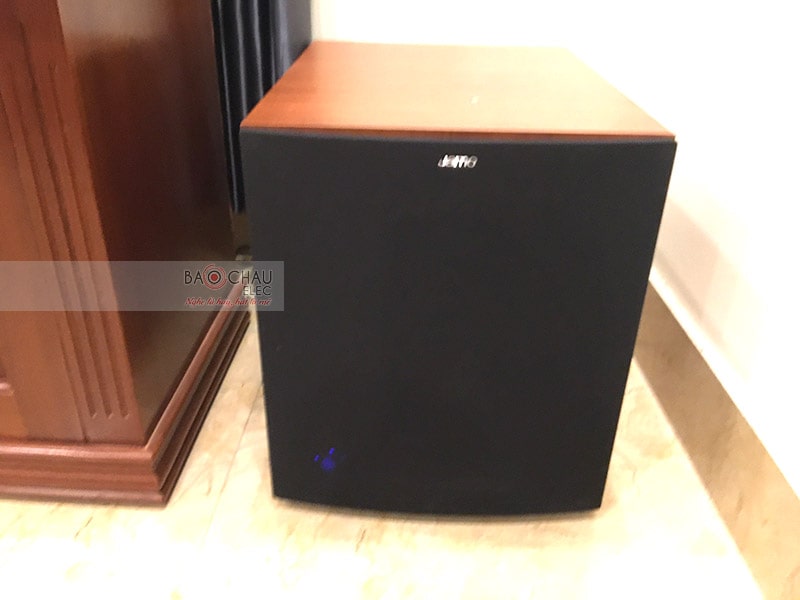 Loa sub Jamo J12 nhỏ gọn, đẹp mắt, củ bass 30cm, trang bị mạch khuếch đại Class D cho hiệu suất cao, sạch tiếng và tái tạo âm trầm chính xác