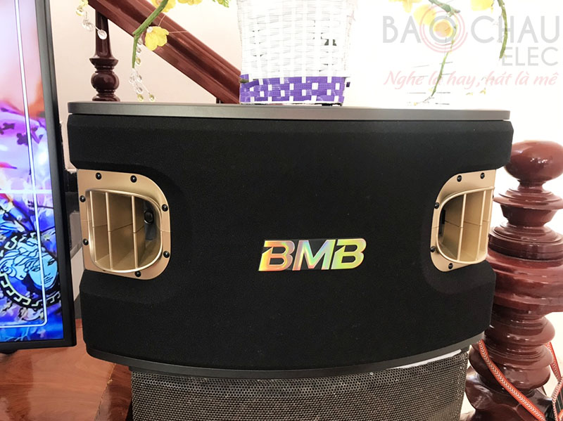 Loa karaoke BMB CSV900(SE) thiết kế nhỏ gọn, màu sắc sang trọng, dễ dàng hòa hợp vào mọi không gian giải trí. Là hệ thống 3 đường tiếng được tạo nên từ 3 củ loa, hoạt động ở mức công suất 500/ 1000W, tái hiện âm thanh ân tượng, phù hợp cho nhu cầu karaoke cũng như nghe nhạc