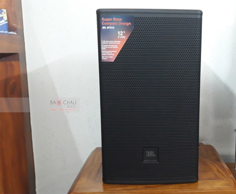 Loa karaoke JBL MTS12 được thiết kế theo phong cách hiện đại, bề mặt phủ tone màu đen sang trọng, dễ dàng hòa hợp vào các không gian giải trí