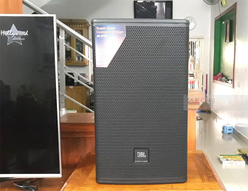 Hệ thống 2 loa, 2 đường tiếng, sử dụng 1 củ bass 30cm kết hợp cùng 1củ treble JBL 2414H-C 2.5cm, hoạt động ở mức công suất 400/ 1600W giúp âm thanh phủ âm dày và đều khắp phòng