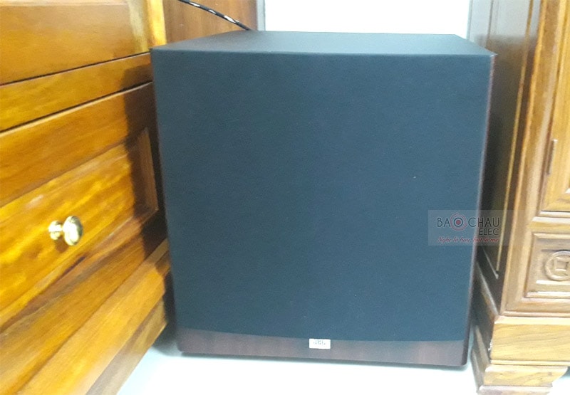 Sub điện JBL STAGE A120P được trang bị củ bass 30cm, mạch khuếch đại Class D hiệu suất cao, tiết kiệm điện năng, cho công suất 250/ 500W giúp tái hiện âm trầm sâu chắc