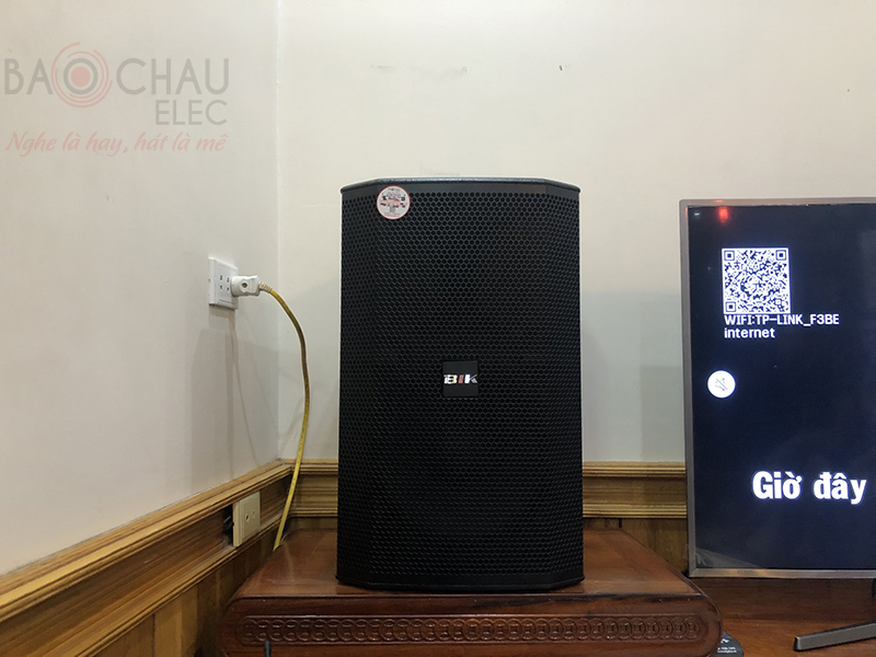 Là mẫu loa toàn dải 2 đường tiếng, cấu tạo gồm 1 củ bass 30cm với cuộn coin 7.5cm và 1 củ treble kèn titan coin 4.4cm, hoạt động với công suất cực đại lên đến 1200W, đáp ứng tối đa nhu cầu hát karaoke, nghe nhạc