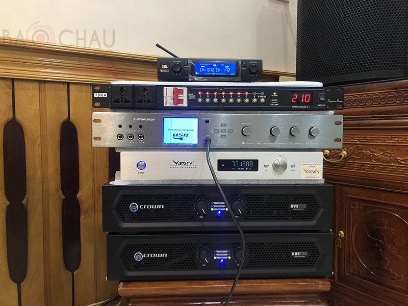 2 chiếc cục đẩy công suất Crown KVS700 kết hợp với bộ ổn định nguồn giúp khuếch đại, kiểm soát và xử lý âm thanh ra loa hay nhất