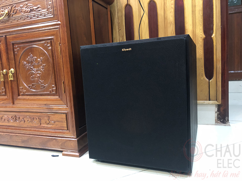 Sự góp mặt của chiếc sub điện đến từ hãng Klipsch giúp bổ trợ âm thanh dải trầm cho phòng rộng có được độ sâu, dày âm thanh đầy đủ nhất