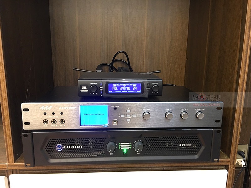 Cục đẩy 2 kênh Crown KVS 700 kết hợp cùng vang số AAP K9800 New 2020 đóng vai trò khuếch đại và xử lý âm thanh ra loa cực hay, hạn chế tối đa tình trạng méo, vỡ tiếng, chống hú rít cực tốt