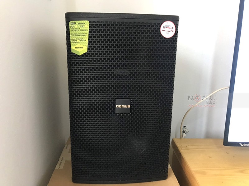 Loa karaoke Domus DP6120 gây ấn tượng với người dùng bởi gam màu đen làm chủ đạo kết hợp khé léo với vỏ thùng chắc chắn nhờ được sản xuất bởi những mảnh gỗ ép cao cấp