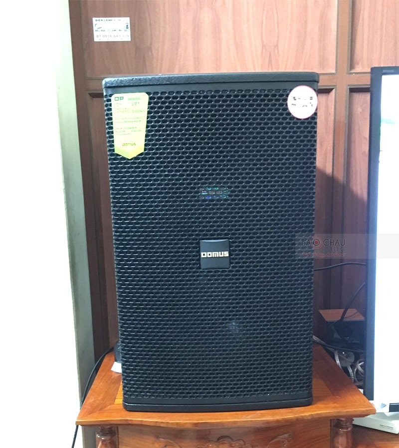 Loa karaoke Domus DP 6120 được thiết kế đa giác hình trụ với nhiều điểm treo giúp khách hàng dễ dàng treo loa dọc hay ngang để phù hợp với không gian giải trí