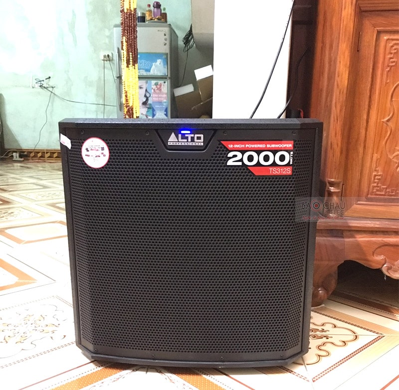 Loa sub điện Alto TS312S trang bị củ bass 30cm với cuộn âm 7.6cm, hạt động ở mức công suất cực đại lên đến 2000W, tái tạo âm trầm chắc khỏe